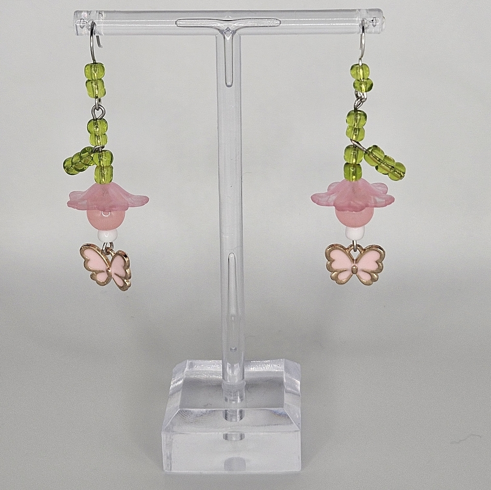 Handmade flyin' flower drop earrings (light pink)